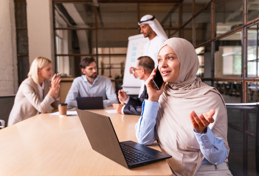 تواصل معنا عبر الواتساب